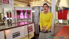 Jouer Une brune voluptueuse aux gros seins avec des lunettes domine un petit mec dans une chevauchée sauvage de cowgirl avant de se faire pilonner en levrette