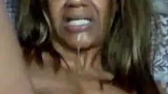 Jouer Ginger Moisther's Mouth : MILF ébène dans la série Saliva Lovers, comédie par webcam sur la stimulation orale