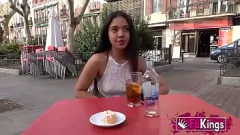 Reproduzir Ruth Pardo, a deslumbrante morena europeia, exibe seu corpo adolescente em público e recebe uma enorme trepada