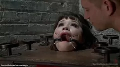 تشغيل يحصل الرقيق الآسيوي الصغير على قصفت تقريبًا من الخلف مع قضيب ضخم في جلسة عبودية بدسم المتشددين