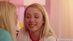 Redare Adolescențele lesbiene Dixie Lynn și Nikki Sweet se bucură de lins senzual de păsărică și suge de sâni în dormitor