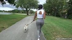 Oynat Köpekle yürümek ve evde kel bir adamla seks yapmak