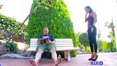 Reproduzir Casal convida acompanhante para sexo a três no parque