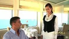 Abspielen Zwei Dienstmädchen lutschen auf dem Boot Schwänze und haben Analsex