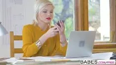 Odtwórz Szef mający obsesję na punkcie filmów porno uprawia seks na biurku z męskim pracownikiem