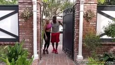 Oynat Siyah Basketbol Küçük Bir Pussy ile Bir Sarışın Sikikleri