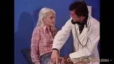 Oynat Küçük bir sarışın ve bir sapık ile eski bir porno