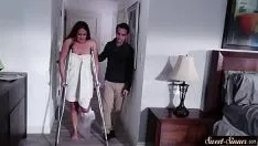 Jouer Profitez d'un bon balai avec une jambe cassée et une baise hard