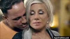 Abspielen Xxx-Filme mit einem Teenager, der seine Tante mit einer engen Muschi ficken würde