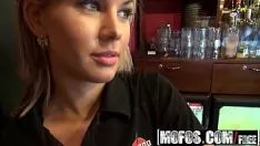 Afspelen Seks in de bar Gratis xxx-films Brunette heeft seks met haar man en haar minnaar