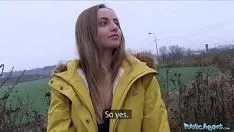 Oynat Genç bir tarlaya götürüldü ve arabada becerdin