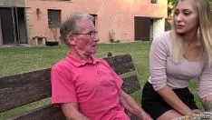 Jouer Pussy Vide Comment Baiser Une Jeune Femme Baisée Par Une Chauve-Souris De 80 Ans