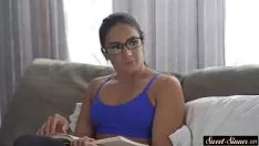 Jouer Une bonne bite de milf baise son beau-fils dans le cul