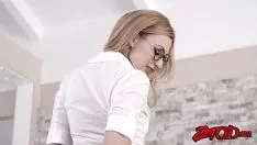 Oynat onun güzel yüzünü serbest bırak