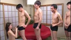 Abspielen Ein chinesisches Mädchen hat einen Schwanz, wie gut sie Schwänze lutscht