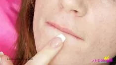Jouer Si tocca la figa con le dita ei capezzoli di questa ragazza sono molto duri