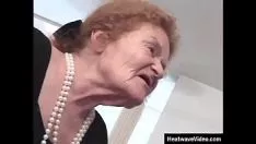 تشغيل مؤخرة هذه العاهرة التي ترتدي نظارة طبية كبيرة جدًا وهذه المرأة مثيرة للشهوة الجنسية