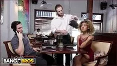 Abspielen Junge Frau wird in der Toilette eines Restaurants gefickt und hat Analsex