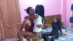 Oynat İyi yaraklı ve çok genç iki güzel kız oral seks veriyor ve onları emiyor