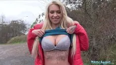 Odtwórz Blondynka zostaje bez pieniędzy i zgadza się na seks porno z nieznajomym w samochodzie