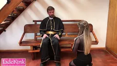 Odtwórz Zdradzająca blondynka ukarana ostrym seksem przez dominującego ojca Kościoła