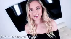 Reproducir La adolescente rubia Amber Moore anhela una polla dura