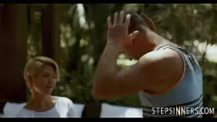 Reproduzir Traindo a madrasta loira é pega ao ar livre