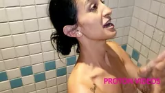 Abspielen Backstage-Pass: Die dünne Brasilianerin Vitoria Vontasse wird bei einem schmutzigen Duschfick nass