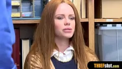 Abspielen Zierlicher rothaariger Teenager wird in einem Reality-Porno grob gefickt