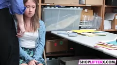 Abspielen Bestrafung mit großem Schwanz: Ladendiebstahl-Teenie Brooke bekommt, was sie verdient