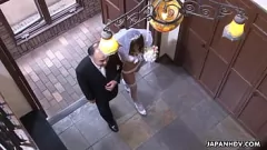 Novia asiática obligada a chupar una polla dura durante una boda real
