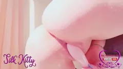 Primer plano extra ASMR Masturbación en solitario con juguetes: gemidos apasionados y orgasmo intenso - Silk Kitty