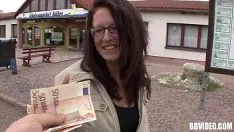 Odtwórz Kujon zostaje przekupiony pieniędzmi, żeby mógł wyruchać jej usta