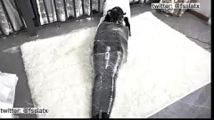 Oynat Asya Babe ile Sıkı Lateks Catsuit ve Gasmask Esaret Fantezi