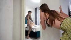 Studentessa bruna del college scambia se stessa con il suo sex toy preferito