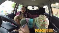 Jouer Un instructeur automobile met sa bite dans la voiture Xxl Movies