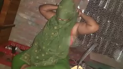 Odtwórz Desi Bhabhi's Hotel Room Romp: Uwolnienie jej wewnętrznego rogu