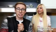 Reproduzir Nerd com óculos feios fode uma loira com seios lindos