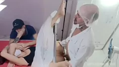 Reproducir Chica sumisa crema durante el examen médico por toro!
