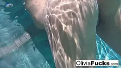 Odtwórz Wet and Wild: Olivia Austin cieszy się pod wodą