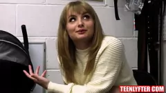 تم القبض عليه الأحمر: Blonde Teen Shoplifter يحصل على اللعنة المتشددين لسرقة قضبان اصطناعية