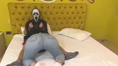 Abspielen Ghostface Mask Horror Halloween: Brünette Deepthroat Blowjob und Creampie