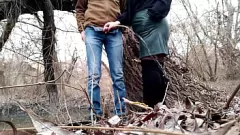 Reproducir MILF con curvas en falda de cuero chupa la polla al aire libre después de la ayuda de orina