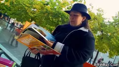 تشغيل امرأة سمراء السمين مع الثدي الكبيرة والغنيمة محرث