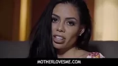 Afspelen Colombiaanse MILF Canela Skin kan het niet helpen, maar hunkeren naar de ervaring van Stepson's GF