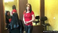 Abspielen Sex mit einem rumänischen Friseur bekommt seinen Schwanz von einem Kunden