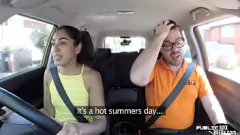 Jouer La figa rasata di bruna di Brunette ottiene una macchina per l'auto pubblica da istruttore