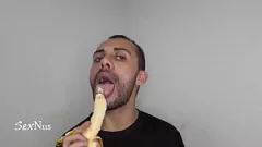 Jouer Hunks che soddisfa il loro feticcio alimentare masticando e deglutisce banana piena di sperma