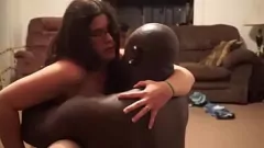 Redare Prima experiență a cocoșului negru al soției albe: o fantezie cu cuckold a fetei timide