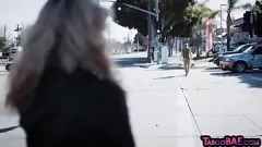 تشغيل الأشقر المفلس يأخذ ديكًا قاسيًا في بوسها الرطب ويستمتع بمشاعر فوتوغرافية خشنة